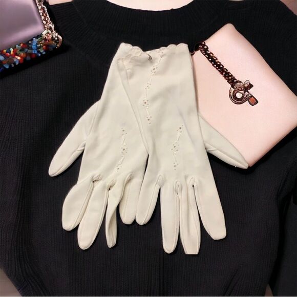 Vintage Gloves  eyelet detail cream color - Picture 3 of 11